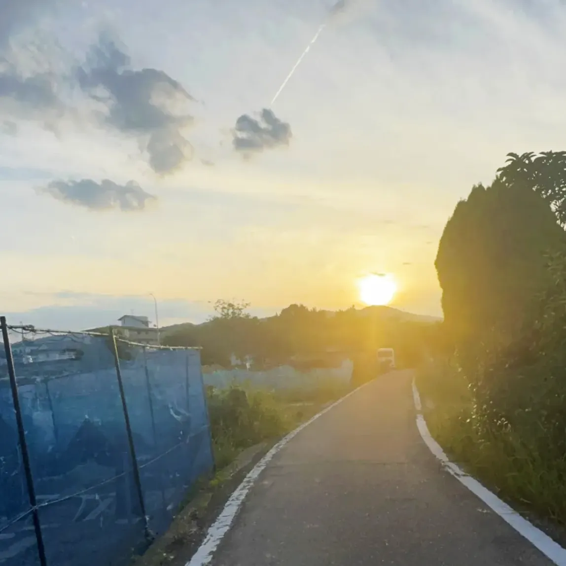 まだ残る猛暑を夕風でかわす。夕暮れポタリングの後に響くアイスラテの清涼感 | Beating the Residual Heat: A Sunset Ride Finished with an Ice-Cold Latte
