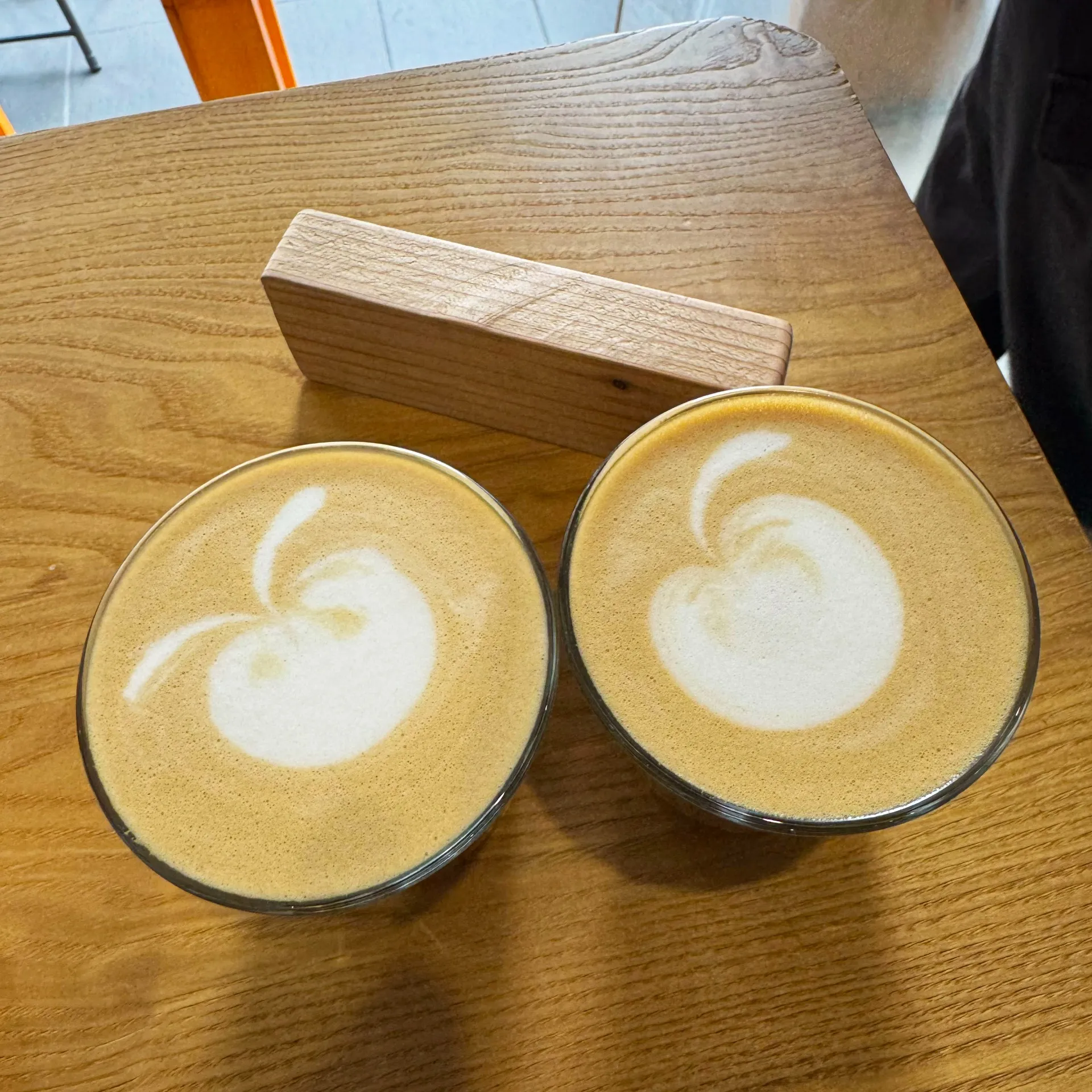 秋めく風を追いかけて。サイクリング後にカフェで自分好みのコーヒーを選ぶ贅沢なひととき | Chasing Early Autumn Breezes: The Joy of Choosing Your Perfect Coffee After a Bike Ride